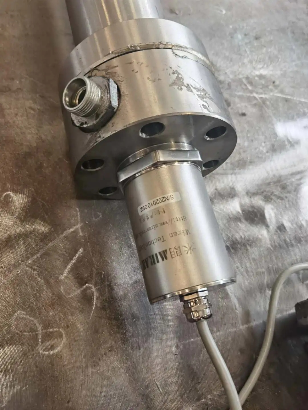 米朗MTL3系列內(nèi)置高壓式磁致伸縮位移傳感器在液壓油缸上應用